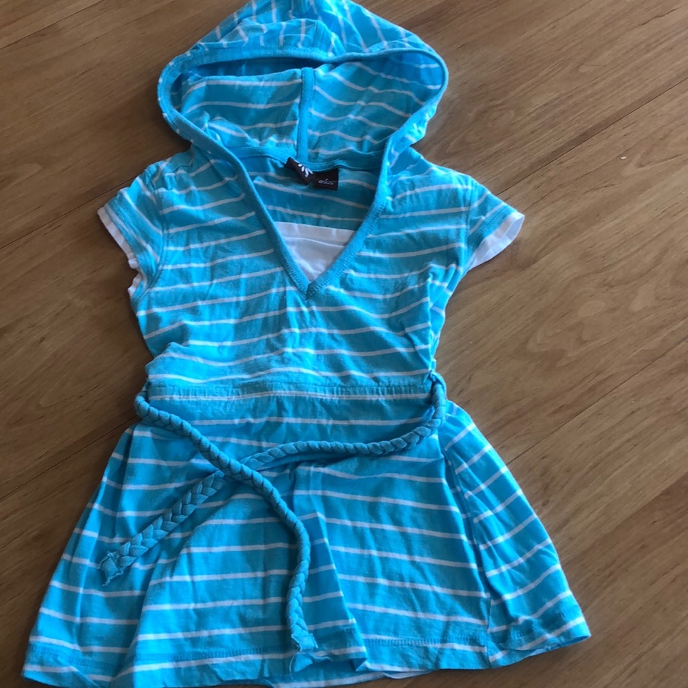 Girl’s hooded summer shirt with belt
